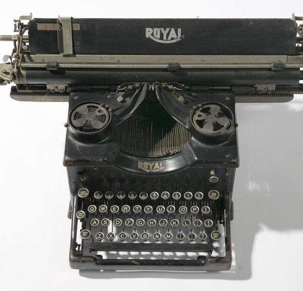 photo of old typewriter
